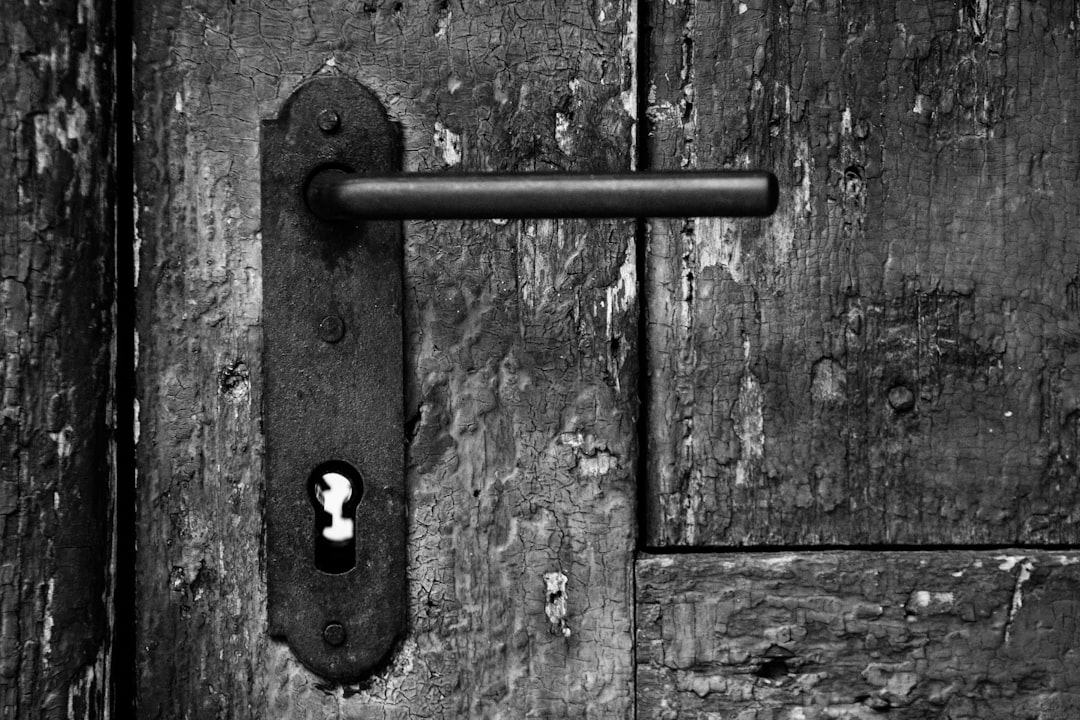 Ouverture de porte claquée